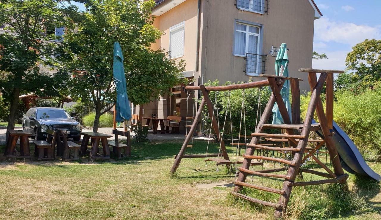Penzion Arcadia Nové Zámky Exterior foto